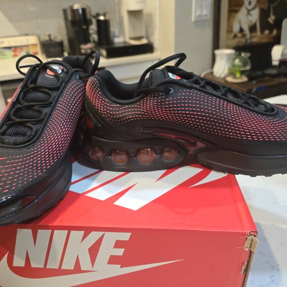 Nike Air Max DN Running Shoes Black / Red Mens Sneake Sz 11 HV5235 002 NEW - Picture 3 of 16